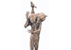 „Tierträger“ heißt diese Bronze-Plastik von Volkmar Kühn. Sie gehört zu den Arbeiten, die ab Sonnabend in der Schlosskirche in Neustrelitz gezeigt werden.