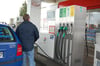 Für einen Liter Super musste man am Donnerstag in Neubrandenburg an manchen Tankstellen 1,54 Euro bezahlen, für Diesel stieg der Literpreis teils über die 1,30-Euro-Marke.