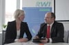 Ines Frenzel, Steuerberaterin bei Ecovis in Neubrandenburg und Vorstandsmitglied der RWI, tauscht sich mit RWI-Geschäftsführer Tino Ringhand zum Thema Gewerbesteuern aus.