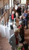 Die erste Ausstellung in der Zachower Kirche zieht Besucher an. Der Kultursommer ist eröffnet.  FOTO: Anett Seidel