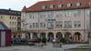 Der Parkplatz vor der VR-Bank Uckermark-Randow und dem Hotel Uckermark in Prenzlau wird am Montag ab 7 Uhr voll gesperrt.