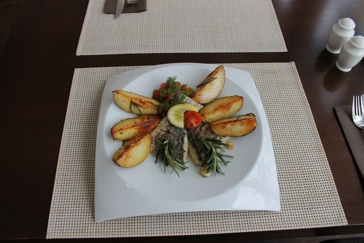 Doradenfilet mit mediterranem Gemüse und Rosmarinkartoffeln