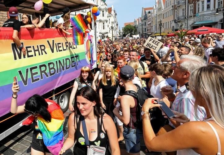 Tausende feiern CSD in Rostock