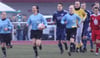 Nicht alltäglich: Ein reines Frauen-Schiedsrichtertrio um Inka Müller-Schmäh (Potsdam) führte die Teams aus Malchow (blau) und Brandenburg (rot) auf das Spielfeld. [KT_CREDIT] FOTO: Jens-Uwe Wegner
