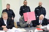 Im Mittelpunkt: Leonies Stiefvater David H. (verdeckt) mit seinen Anwälten Jörg Fenger (links) und Bernd Raitor beim Prozess vor dem Landgericht Neubrandenburg im Herbst 2019.