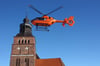 Nicht nur in Teterow sorgen die Retter aus der Luft für Aufsehen. In Malchin landete der Hubschrauber bereits mehrfach direkt neben der St. Johanniskirche. (Archivbild)