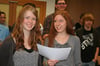 Luise de Smet (links) und Justine Polle haben schon im Lychener Kirchenchor zusammen gesungen. Jetzt gehören sie zu den erfahrenen Sängerinnen des Vokalensembles am Templiner Gymnasium.