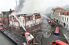 Rauch über Demmin: Das Wohn- und Geschäftshaus in der Treptower Straße wurde so stark beschädigt, dass es wohl abgerissen werden muss.