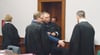 Der Angeklagte begrüßte zu Verhandlungsbeginn seine beiden Verteidiger Dr. Jonas Hennig (links) und Moritz Klay (rechts) im Landgericht Lüneburg.  