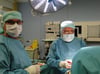 Operation eines gebrochenen Schultergelenks — Dr. Karl Schulze (r.) und Dr. Jan Lehmann.