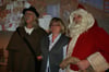 Der Weber, Barbara Schimberg und der Weihnachtsmann haben alles gerichtet für den Weberglockenmarkt. Jetzt blicken sie bittend zum Himmel - in der Hoffnung auf ein bisschen Schnee bis zum 27. November. Foto: Hartmut Nieswandt
