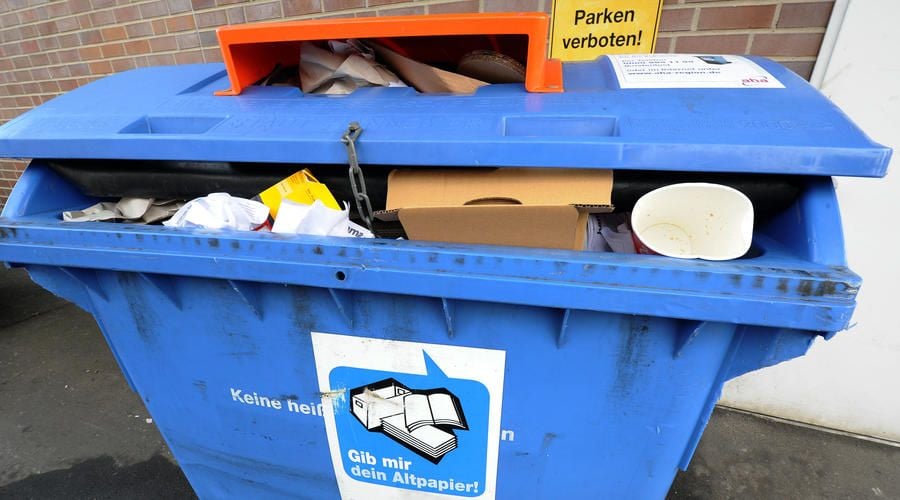 Mann übernachtet in Papiercontainer – Müllfahrzeug nimmt ihn mit