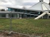 Seit 2020 wird die Neubrandenburger Stadthalle denkmalschutzgerecht saniert. Beim versuchten Diebstahl eines Klimaaggregats verursachten die Täter am Wochenende einen Schaden von 20 000 Euro.