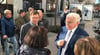 Gemeinsam mit Bürgermeister Andreas Grund lief Bundespräsident Steinmeier ab dem Bahnhof auf der Strelitzer Straße und führte unterwegs erste Gespräche mit den Bürgern.