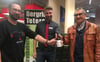 Freuen sich über den Erfolg der Bier-Aktion: Ronny Schlaak, Ricardo Iwen und Roland Holtz