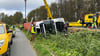 Vollsperrung nach schweren Unfall: Ein Lkw ist am Donnerstagmorgen zwischen Leizen und Dambeck von der B198 in den Straßengraben gekippt.