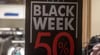 Ein Schild mit dem Schriftzug „Black Week” hängt in einem Schaufenster in der Einkaufsstraße in der Altstadt von Stralsund.