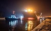 Am vergangenen Freitag wurde die „Neptune” von Schleppern in den Hafen von Lubmin gezogen. Auf dem Spezialschiff soll LNG verarbeitet werden.