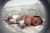 Das kleine Mädchen wird in einem Inkubator in einem Kinderkrankenhaus in der syrischen Provinz Aleppo behandelt.