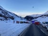 Bei einem Lawinenabgang im freien Skigebiet von Lech/Zürs sind nach bisherigen Erkenntnissen etwa zehn Wintersportler verschüttet worden. Ein Mensch sei inzwischen verletzt geborgen worden, informierte die Polizei.