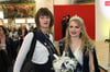 Die Prenzlauer Schwanenkönigin Philomena Uecker alias Philli I. (rechts) und ihre Ehrendame Carlyne Hinz repräsentierten die Kreisstadt auf der Messe in Berlin.