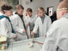 Verschiedene Experimente konnten im Chemiefachraum ausprobiert werden.