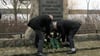 Bürgermeister Norbert Möller (links) und Stadtpräsident Rüdiger Prehn legten zum Gedenken an die Opfer des Nationalsozialismus einen Kranz am Gedenkstein für die Ermordeten des Konzentrationslagers Retzow nieder.
