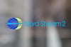 Ein Nord Stream 2-Logo ist auf einer verspiegelten Glasfront des Schweizer Hauptsitzes des Unternehmens zu sehen. Die Pipeline ist in Deutschland in heftige Kritik geraten.
