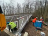 Im Stück wurde die 30 Meter lange Aluminiumbrücke von Konstanz an den Nebelsee gebracht.