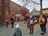 Peer Wittig nutzte eine Regenpause, um einen Modellballon vor dem Steintor-Museum steigen zu lassen.