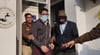 Polizisten eskortieren einen Mann, der nach einem Pinkel-Vorfall in einem Flugzeug von Air India vor Gericht steht.