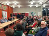In Zusammenarbeit mit der Stadt Loitz hatte der Landkreis Vorpommern-Greifswald zu einer Bürgerversammlung in Sachen Asylpolitik eingeladen. Rede und Antwort stand der stellvertretende Landrat Dietger Wille (Präsidium links).