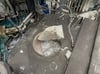 Bei Arbeiten an einem Aluminium-Warmhalteofen stürzte ein 25-jähriger Elektriker durch eine Öffnung in den Ofen. Dort befand sich flüssiges Aluminium mit einer Temperatur von 720 Grad Celsius.
