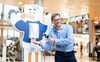 Schauspieler Patrick Bach stellt während eines Presse-Termins einen Service-Roboter namens ·Fiete· vor. Das Gerät soll auf Wunsch Hand-Desinfektionsmittel an Besucher eines Einkaufscenters verteilen.
