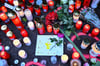 Kerzen und Blumen stehen an einem Tatort, an dem am Tag zuvor zwei Mädchen von einem Mann mit einem Messer angegriffen wurden. Eine 14-Jährige erlag am Montag ihren schweren Verletzungen.
