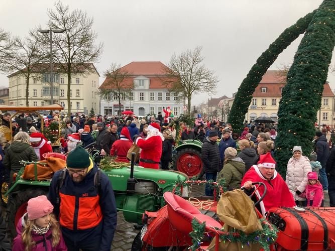 Was macht der Weihnachtsmann auf dem Neustrelitzer Marktplatz?