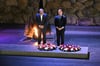Nils Hoffmann-Ritterbusch (links) und Oberbürgermeister Silvio Witt legten in der Halle der Erinnerung im Namen der Stadt Neubrandenburg einen Kranz nieder, um der Holocaust-Opfer zu gedenken.