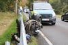 Auf der B111 kam zwischen Wolgast und Lühmannsdorf zu einem schweren Unfall: Eine Audi-Fahrerin knallte mit einem neben ihr fahrendem Motorradfahrer bei einem Überholmanöver zusammen. Dieser wurde schwer verletzt.