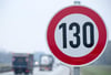 Fast zwei Drittel der Deutschen sprechen sich für eine Geschwindigkeitsbegrenzung auf Autobahnen aus.