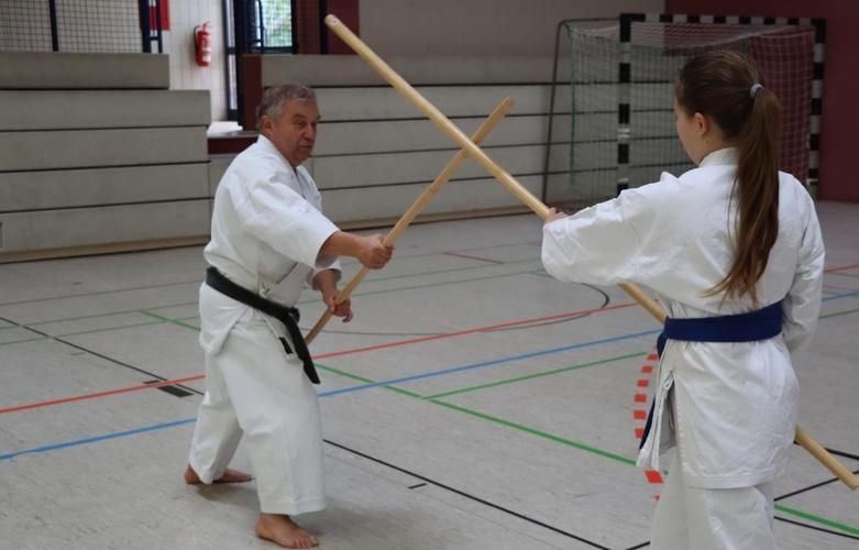 Karateka üben beim großen Meister