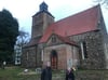 Christa-Marie Klaus und Silvio Steup vor der Kirche: Das Dach ist bereits neu eingedeckt.