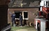Zwei Polizisten inspizieren den Brandort in Hamminkeln. Ein Bewohner wollte seinen Hund aus der brennenden Wohnung holen – und kam dabei selbst ums Leben.
