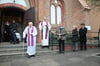 Pfarrer Grzegorz Mazur (Mitte) und Pfarrer im Ruhestand Beyer weihten den „Maria Magdalena-Platz” vor der gleichnamigen Prenzlauer Kirche.