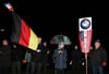 Mit Fahnen und Plakaten wurde auch in Neustrelitz am Montagabend demonstriert. Auf einer USA-Flagge steht "Ami go home".