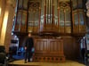 Buchholz-Grüneberg-Orgel der Demminer Kirche St. Bartholomaei, daneben Kirchenmusikdirektor Thomas K. Beck.