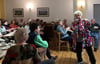 Veranstaltungen des Templiner Seniorenklubs sind beliebt. Auch beim Auftritt von Sängerin Marika Born, die an Helga Hahnemann erinnerte, waren alle Plätze besetzt.