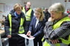 Geschäftsführerin Sylwia Senczyszyn erläutert Landrätin Karina Dörk (r.) und Schwedts Bürger-meisterin Annekathrin Hoppe ein Protokoll zur Qualitätssicherung der Holzpellets.
