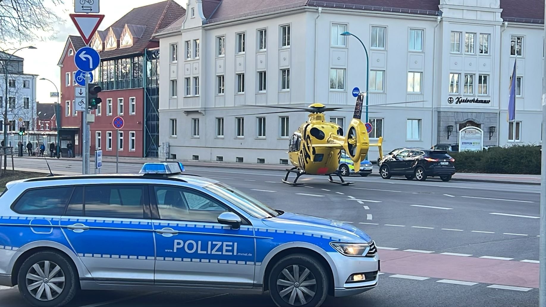 Sperrung in Neubrandenburg Rettungshubschrauber landet auf EngelsRing