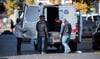 Im Oktober 2018 griffen Kriminelle einen Geldtransporter einer Neubrandenburger Sicherheitsfirma in der Nähe des Berliner Alexanderplatzes an. Polizisten untersuchten das Fahrzeug.