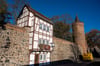 Historische Wiekhäuser an der mittelalterlichen Stadtmauer in Neubrandenburg.